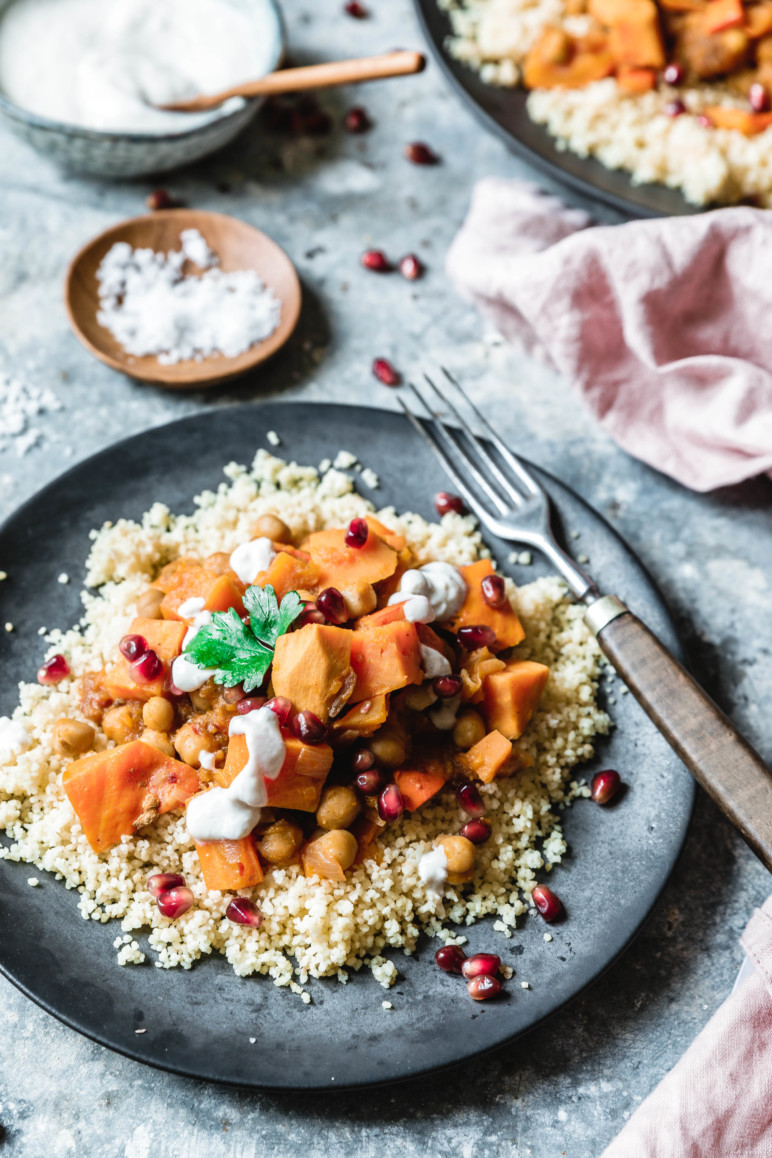 Kürbis-Süßkartoffel-Tajine mit Couscous & Granatapfel