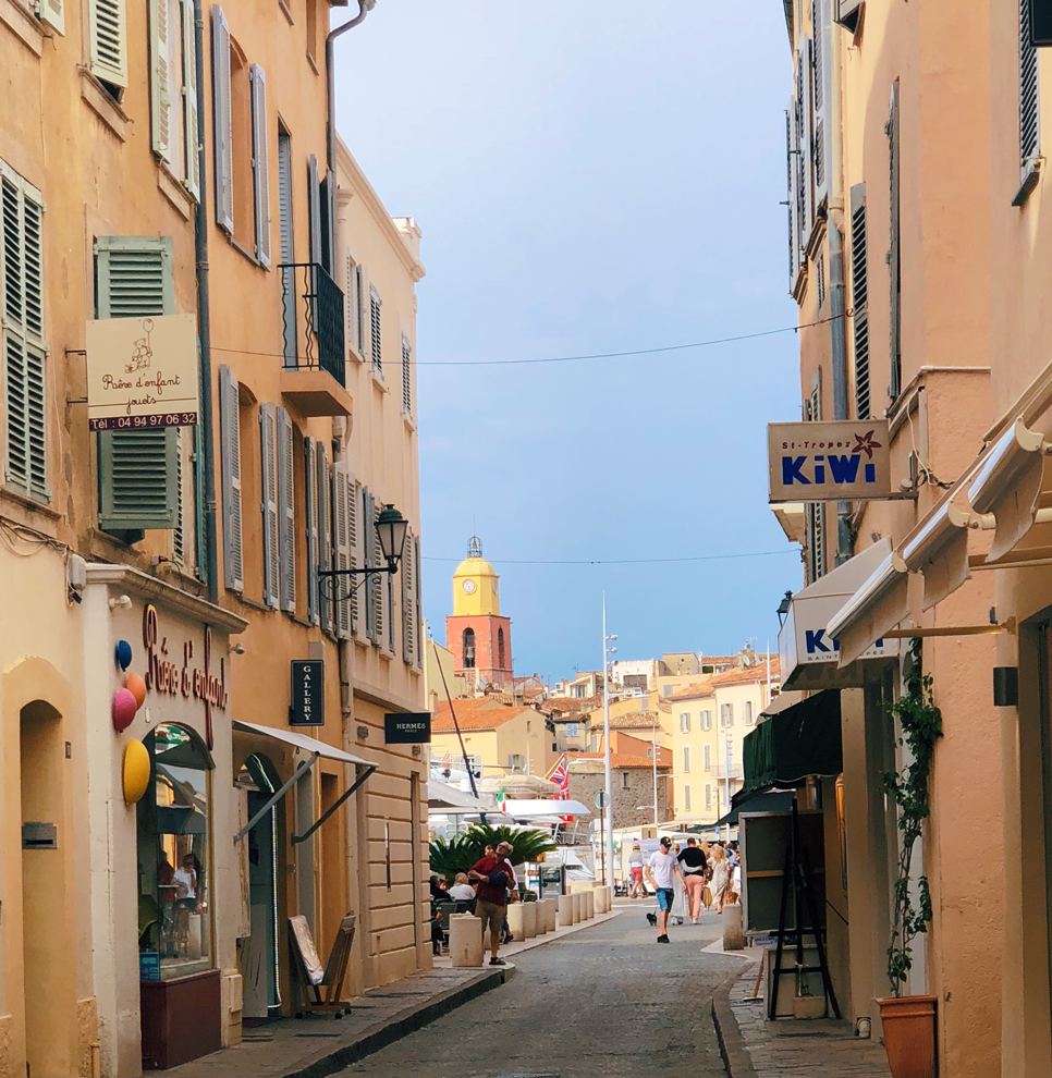 Summer in France Saint Tropez Straße zum Hafen