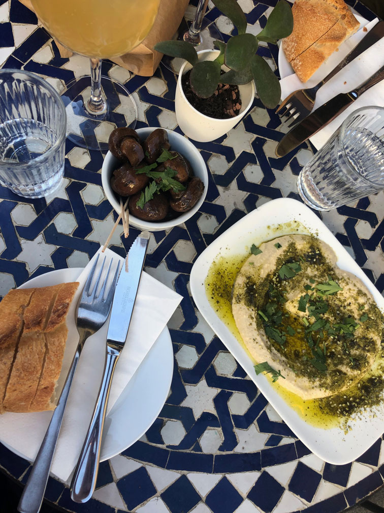 ...on weekends...Nana Tisch mit Humus und Brot